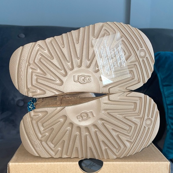 UGG Bailey Bow Boots - Picture 4 of 5